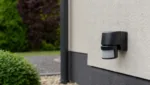 Bewegungsmelder im Garten anbringen: optimale Positionen und Montage