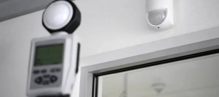 Bewegungsmelder Funktionstest: Pruefverfahren und relevante Messwerte